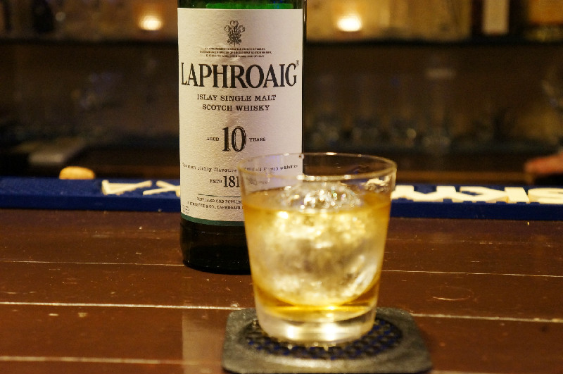 独特な香りのシングルモルト「LAPHROAIG 10（ラフロイグ10年）」 | ウマいお酒の館