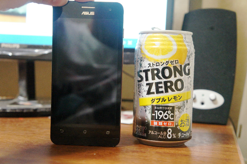 ZenFone5とiPhone5の側面